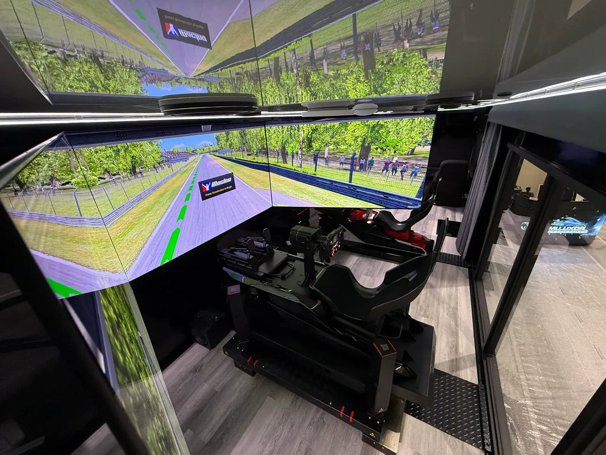 Simuluxor Mobile Race Studio - Inside view of triple screens